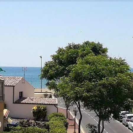 D'une A A 100 M De La Plage Avec Vue Sur La Mer Et Terrasse Amenagee